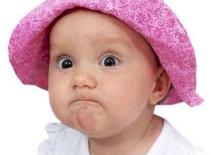 Cười ngả nghiêng vì biểu hiện mặt cực yêu của baby