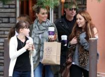 Cả gia đình nhà Miley "tung tăng" dạo phố cuối tuần