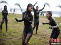 Người dân Brazil cuồng nhiệt với bùn trong lễ hội Carnival