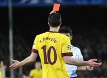 Wenger: Quan chức UEFA cũng shock khi Persie bị đuổi