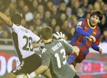 Barca được trọng tài chống lưng?