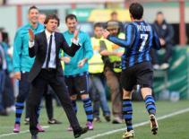 Ngoài là bạn, trên sân là địch thủ!