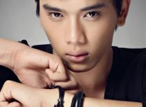 Chàng hotboy khoe lắc tay cá tính