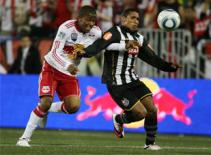 Santos kiện Inter và Milan lên FIFA