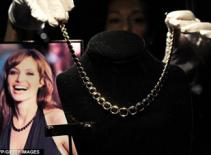 Angelina Jolie trổ tài thiết kế nữ trang