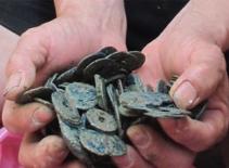 Một nông dân đào được 13kg tiền cổ