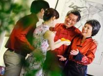 Dâu mới mệt phờ vì "thể hiện"