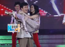 Thành Long tái xuất và công khai "bế" mỹ nhân