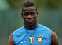 Balotelli hào phóng với trẻ bán báo