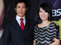 Phong cách thời trang "nịnh nhau" của các cặp đôi sao Hàn