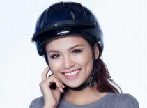 Hoa hậu Diễm Hương làm dáng với mũ bảo hiểm