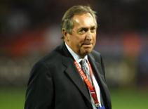 Huấn luyện viên Gerard Houllier nhập viện khẩn cấp