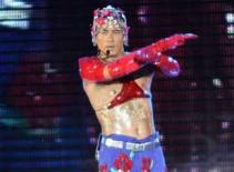 Quách Phú Thành lạ với... quần hoa trên sân khấu