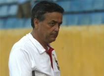 Thà thay cầu thủ chứ không "đá" HLV Ricardo