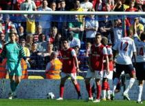 Arsenal tạm biệt giấc mơ vô địch Premier League