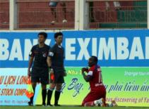 Vái lạy trọng tài, Timothy đối mặt với án phạt nặng