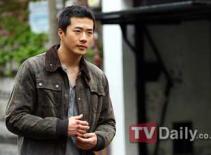 Kwon Sang Woo bụi bặm trong phim mới