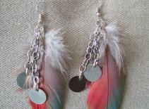 Hoa tai kết từ lông vũ  