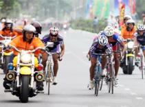 Môtô chở phóng viên truyền hình đã sai