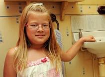 Bé gái 10 tuổi "chết đứng"... khi thấy rắn trong toilet