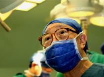 Bác sĩ 89 tuổi vẫn cầm dao mổ