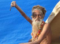 Giơ tay lên trời suốt 38 năm