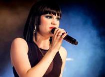 Ngôi sao 23 tuổi "hồi teen" với hit cũ của Miley