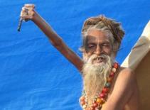 Giơ tay lên cao trong suốt... 38 năm