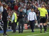 Bị Mourinho xúc phạm, Barcelona tính kiện lên UEFA