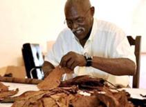 Công dân Cuba cố phá kỷ lục điếu xì gà dài nhất