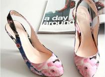 Ấn tượng với giầy dép cao gót in hoa