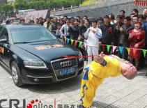 Người đàn ông kéo xe bằng... mí mắt