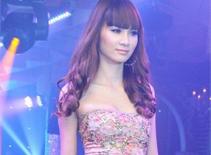 Đầm đuôi cá rực rỡ trên sàn catwalk