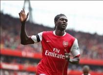 Người hùng bất chợt Adebayor: Mảnh ghép trên không