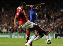 M.U may mắn không bị thổi phạt penalty