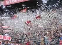 CĐV St Pauli dùng beer “tấn công” trọng tài