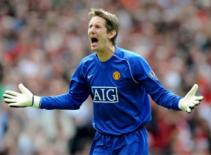Van Der Sar phàn nàn khi phải nhận thẻ phạt
