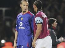 Ferdinand tỏ thái độ khó chịu với Fernando Torres