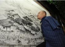 Mất tay từ 4 tuổi, kì tài vẽ tranh bằng chân và miệng