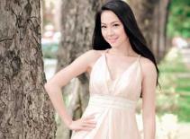 Linh Nga diện váy trắng tinh khôi xuống phố