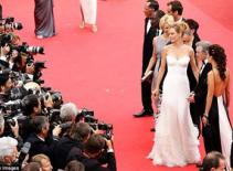Sao 'mát mẻ' bước trên thảm đỏ của Cannes 2011
