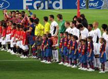 Chung kết Champions League: Barcelona được mặc áo truyền thống: Đen đủi cho M.U?