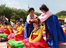 Thanh niên Hàn Quốc nô nức làm lễ trưởng thành