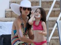 Suri Cruise gầy tong teo khi mặc bikini
