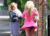 Cựu thành viên Spice Girls bị tốc váy