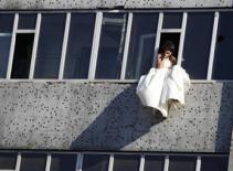 Thất tình, mặc váy cưới nhảy lầu tự tử