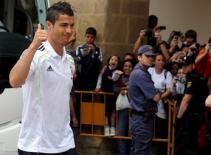 Cris Ronaldo và đồng đội được chào đón nồng nhiệt ở Lorca