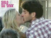 Cận cảnh “vịt” Pato trao cho người tình nụ hôn “cháy” môi