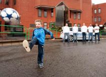 Nghẹn ngào hành trình xem MU-Barca của cậu bé bất hạnh