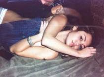 Miley Cyrus lộ ảnh "nóng" khi đang xăm mình